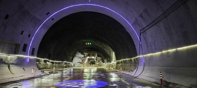 隧道贯通的一刻。 受访者供图