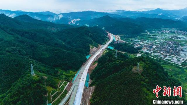 图为连山至贺州高速公路。广西交通运输厅供图