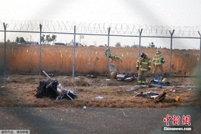 图为韩国济州航空客机事故救援现场。