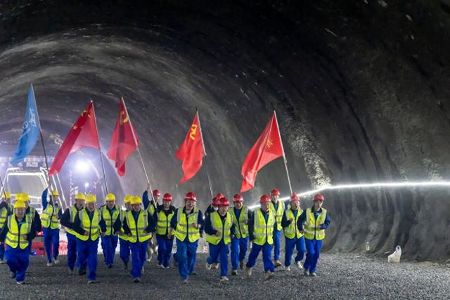 12月30日，乌尉高速项目控制性工程——天山胜利隧道贯通后，建设者欢呼庆祝。受访者供图