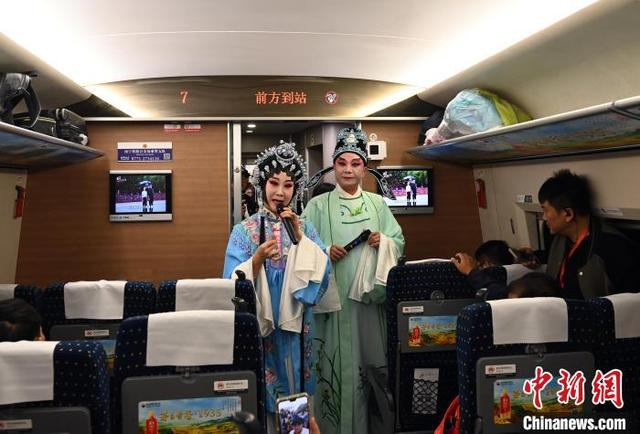 12月30日，玉林市粤剧演员在玉林开往南宁的首发动车上表演粤剧。中新社记者 蒋雪林 摄
