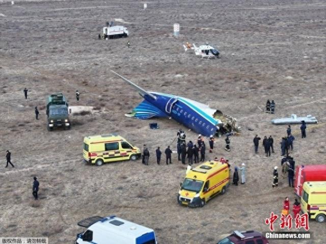 当地时间12月25日，阿塞拜疆航空公司一架客机在哈萨克斯坦阿克套附近坠毁。图为坠机现场。