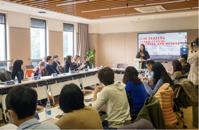 西交利物浦大学李侃博士主持会议开幕式