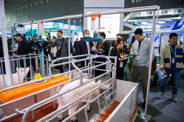 第十一届世界猪业博览会上，工作人员在向观众介绍智慧猪场设备 陈思汗 摄