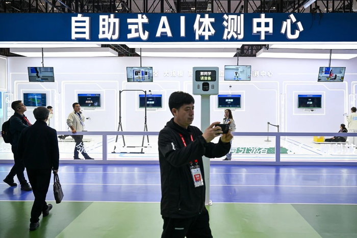 11月15日，第62届高博会以“职普融通·产教融合·科教融汇”为主题，现场的自助式AI体测中心吸引了参观体验者