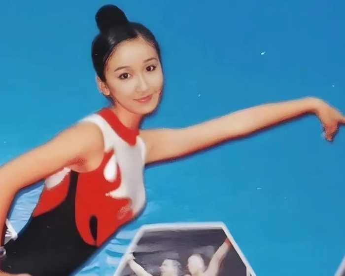 娄艺潇曾晒出自己运动员时期的照片