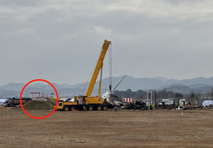 ▲圈出物体为跑道尽头高于地面的混凝土路堤