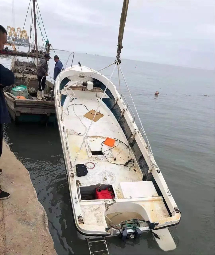 被打捞上来的快艇 图