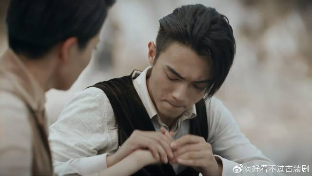 谢襄被螃蟹咬伤手,顾燕帧为她把血吸出,谢襄难为情了