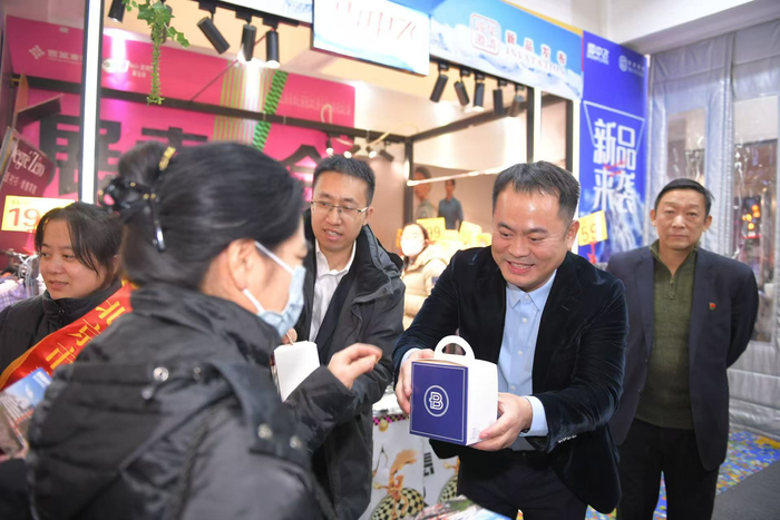 闭店前西单商场举办了送别会，为离店顾客送上小蛋糕。新京报记者 王贵彬 摄