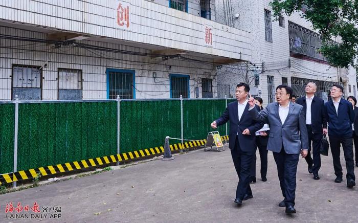 馮飛到馬村學校,查看辦學環(huán)境