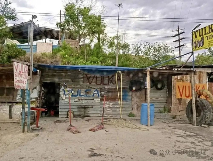 墨西哥路边最常见的修车点  图：作者