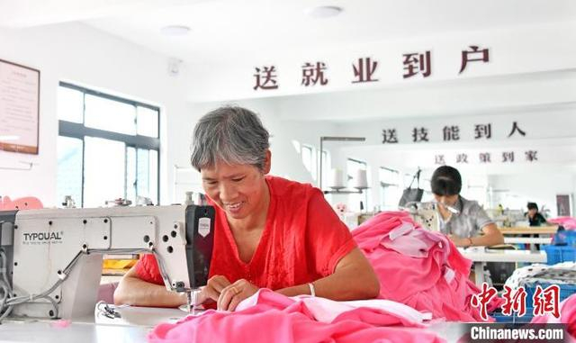 台州仙居县一共富工坊集中做工场景。台州市委组织部 供图