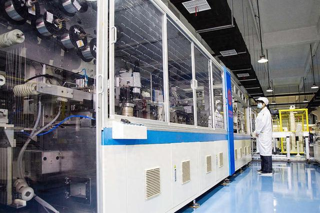 工作人员操作机械。（罗山县先进制造业开发区供图）