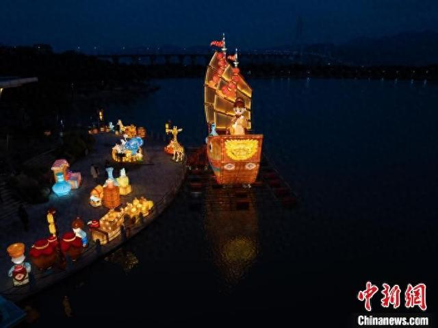 图为2025年“两马同春闹元宵”灯会的几个大型灯组亮灯测试。 王毅 摄