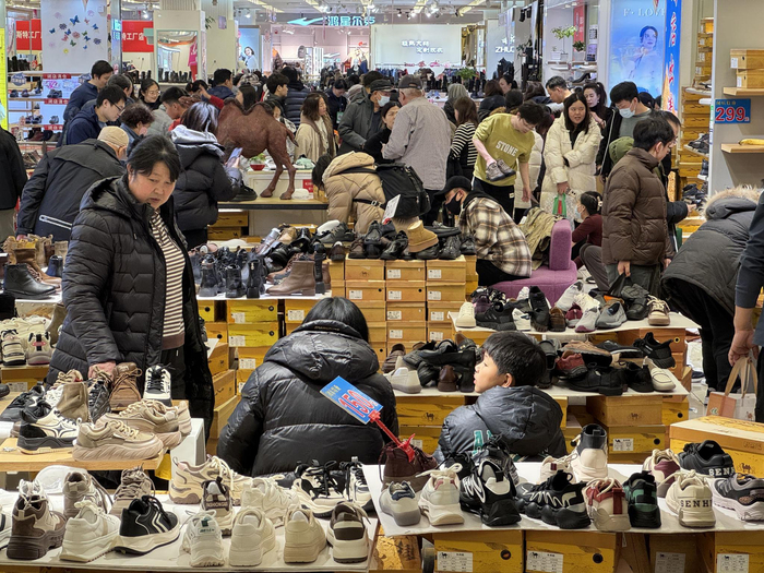 西单商场经营最后一天，吸引了大批顾客前来“捡漏”。新京报记者 王贵彬 摄