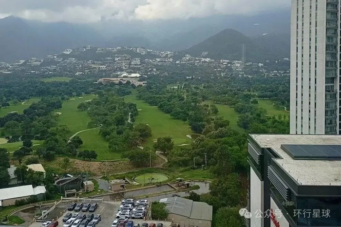 在气候炎热干燥的蒙特雷市中心，有一块耗巨资打造的高尔夫球场 图：作者