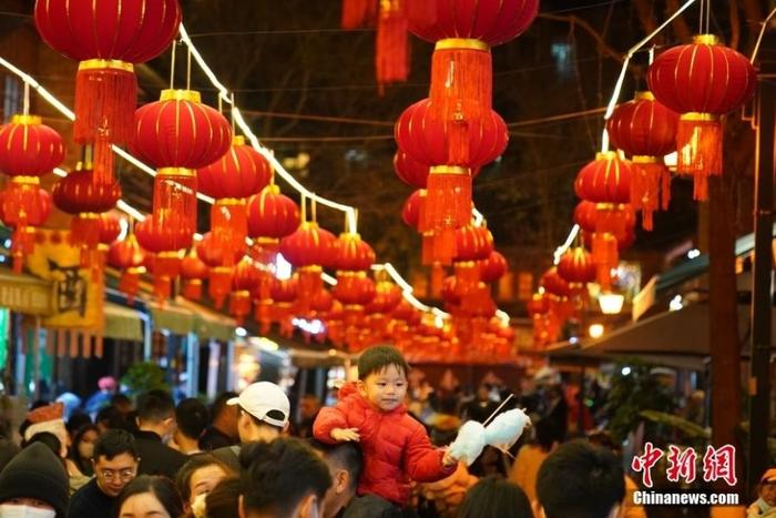 资料图：过年挂灯笼是中国的传统习俗，红灯笼寓意红红火火、团圆美满。中新社记者 瞿宏伦 摄