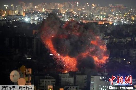 资料图：2024年10月27日，以色列对黎巴嫩首都贝鲁特南郊发动空袭，现场浓烟滚滚。