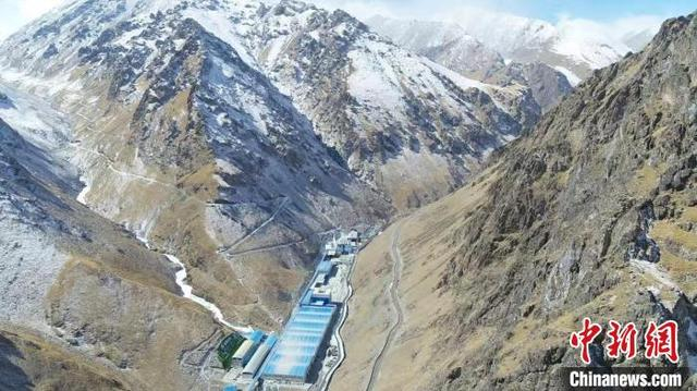 天山胜利隧道乌鲁木齐至尉犁方向入口。柳新鹏 摄