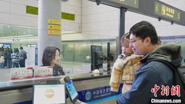 旅客办理出境手续。施慧 摄