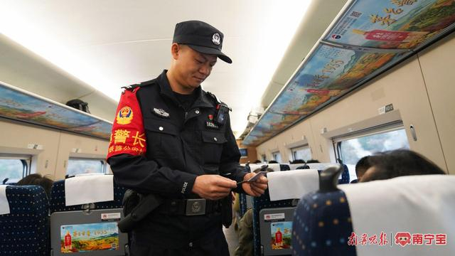 南宁乘警支队民警在核查旅客票证是否一致。 通讯员 谢锹桂 摄
