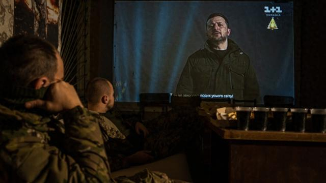 当地时间2024年12月31日，乌克兰士兵在顿涅茨克州的基地观看泽连斯基的新年致辞。视觉中国 图