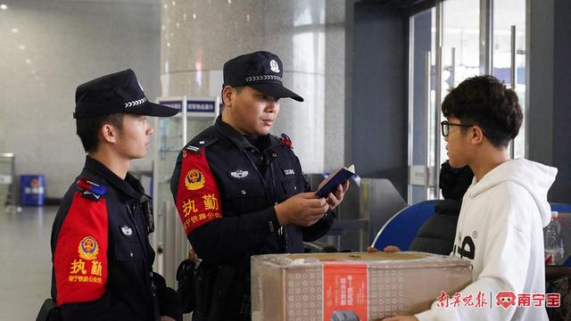 南宁东站派出所民警在出站口查验旅客证件。 通讯员 谢锹桂 摄