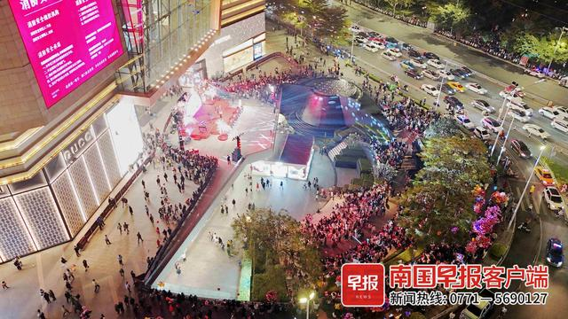 12月31日晚，南宁万象城跨年活动现场。南国早报全媒体记者 朱婷婷摄