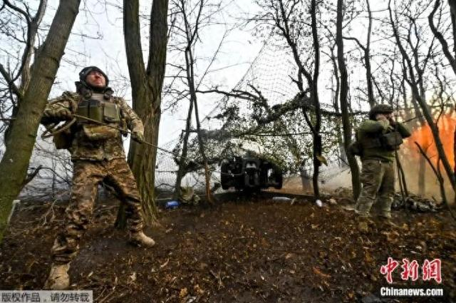 资料图：俄乌前线的乌克兰炮兵部队。