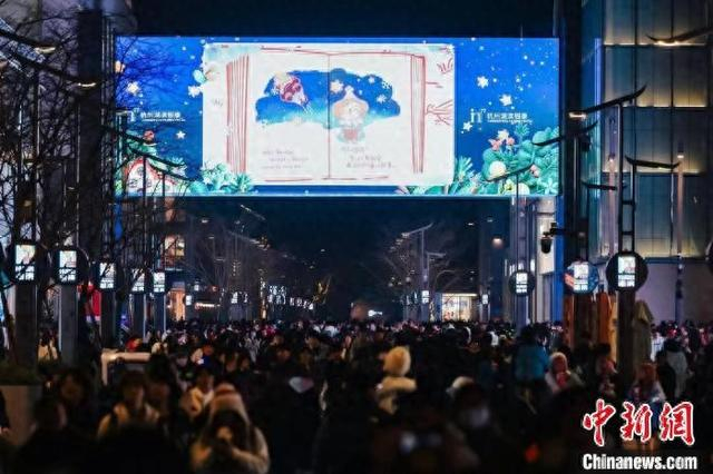 杭州湖滨商圈迎来消费热潮。 上城区商务局 供图