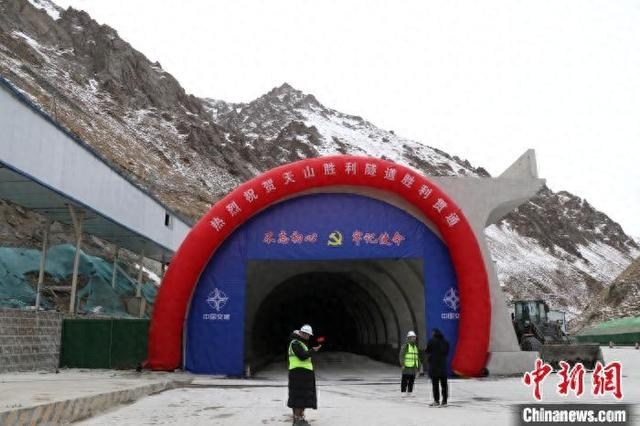 近日，世界最长高速公路隧道——天山胜利隧道全部贯通。苟继鹏 摄
