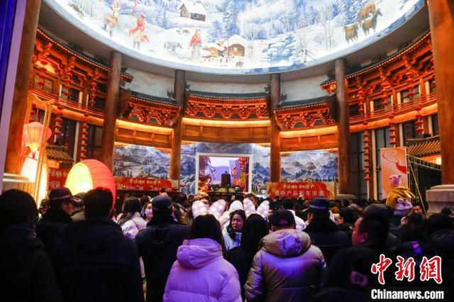 图为游客与市民穿梭在新华联童梦乐园内的农特产品新年集市中。中新社记者 马铭言 摄