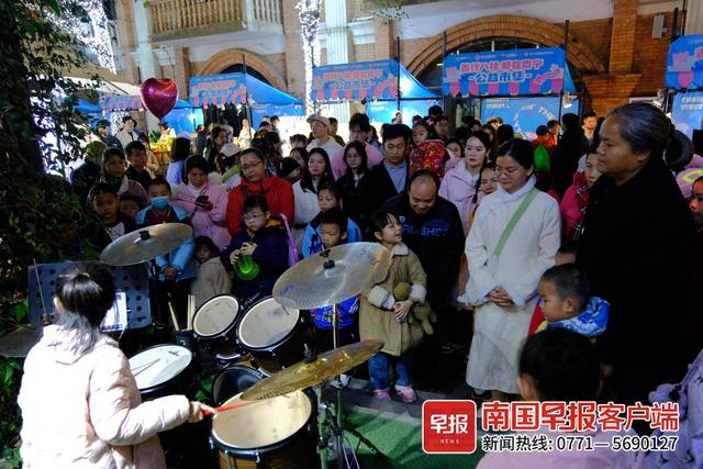 百益上河城一处音乐表演现场。南国早报全媒体记者 尹世斌摄