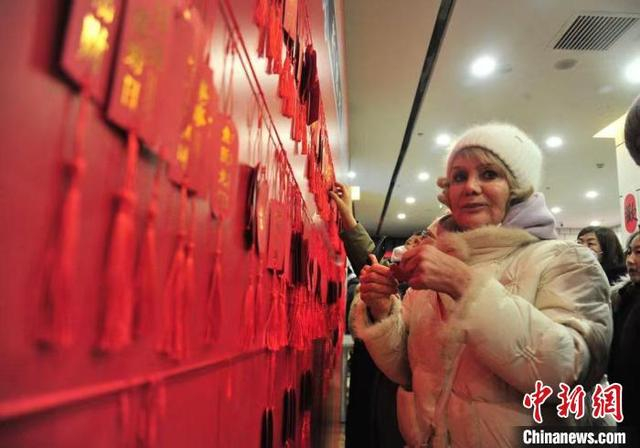 1月1日，吉林珲春，俄罗斯游客在系新年祈福签。 高龙安 摄