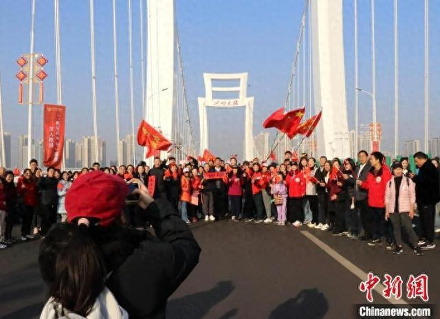 参加健步行活动的市民。 熊锦阳 摄