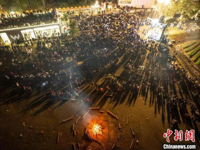 2024年12月31日晚至2025年1月1日凌晨，广东河源万绿湖风景区举行跨年焰火音乐秀。陈剑云 摄