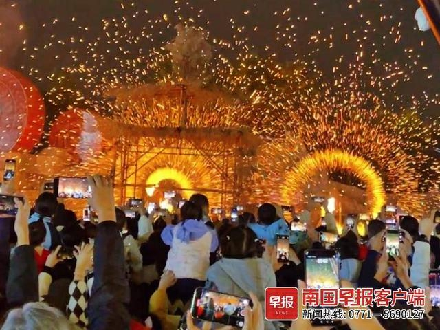 12月31日晚，南宁之夜打铁花表演吸引了众多市民围观。南国早报全媒体记者 苏华摄
