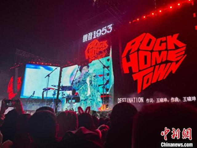 2024年12月31日，石家庄滹沱跨年音乐节演出现场。 赵丹媚 摄