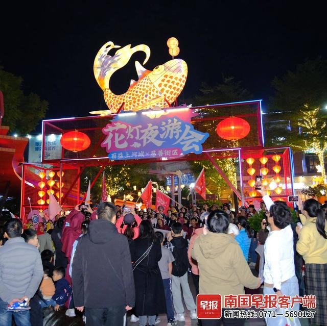 花灯吸引不少人。南国早报全媒体记者 尹世斌摄