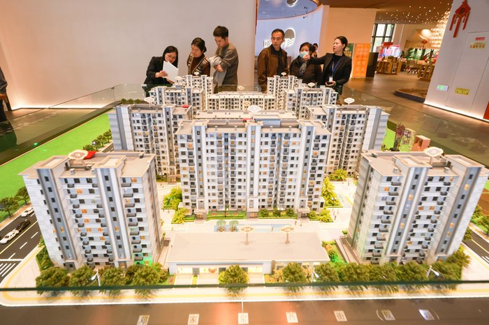 2024年10月6日，北京市某商品房售楼处内，民众利用国庆假期看房选房。图/IC photo