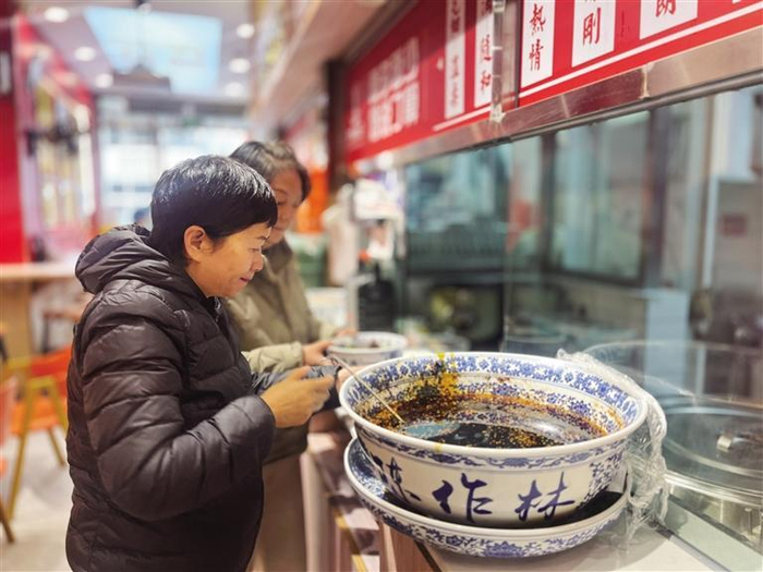     食客在店内取餐