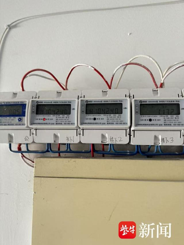 入户电表后方安装了分表器。投诉人供图