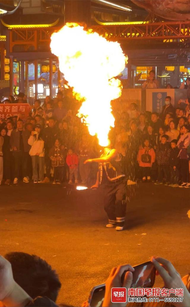 12月31日晚，南宁之夜，表演者进行吐火龙表演。南国早报全媒体记者 苏华摄