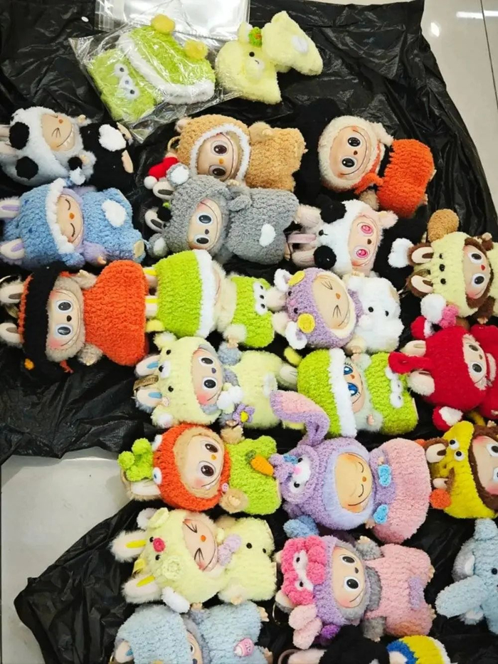 图：主播将爆款潮玩拉布布摆在地面卖