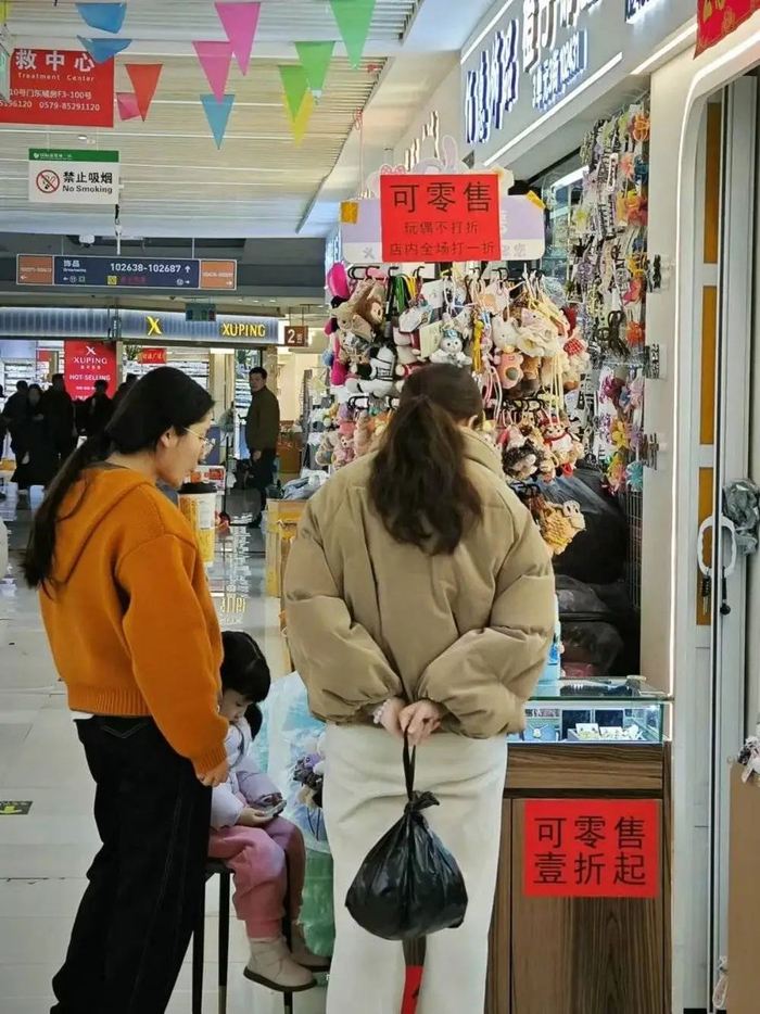 图：档口门口的零售广告