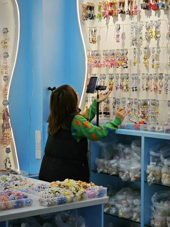 图：正在卖挂件的走播主播