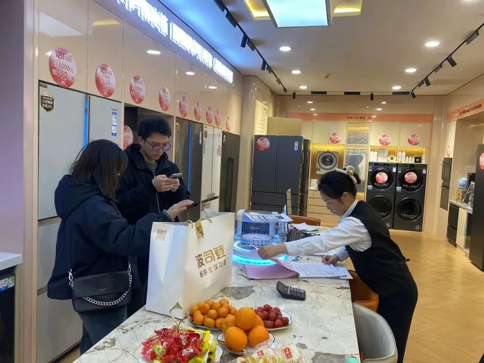岁末促销，消费者在第一八佰伴购买家电。新民晚报记者 张钰芸 摄