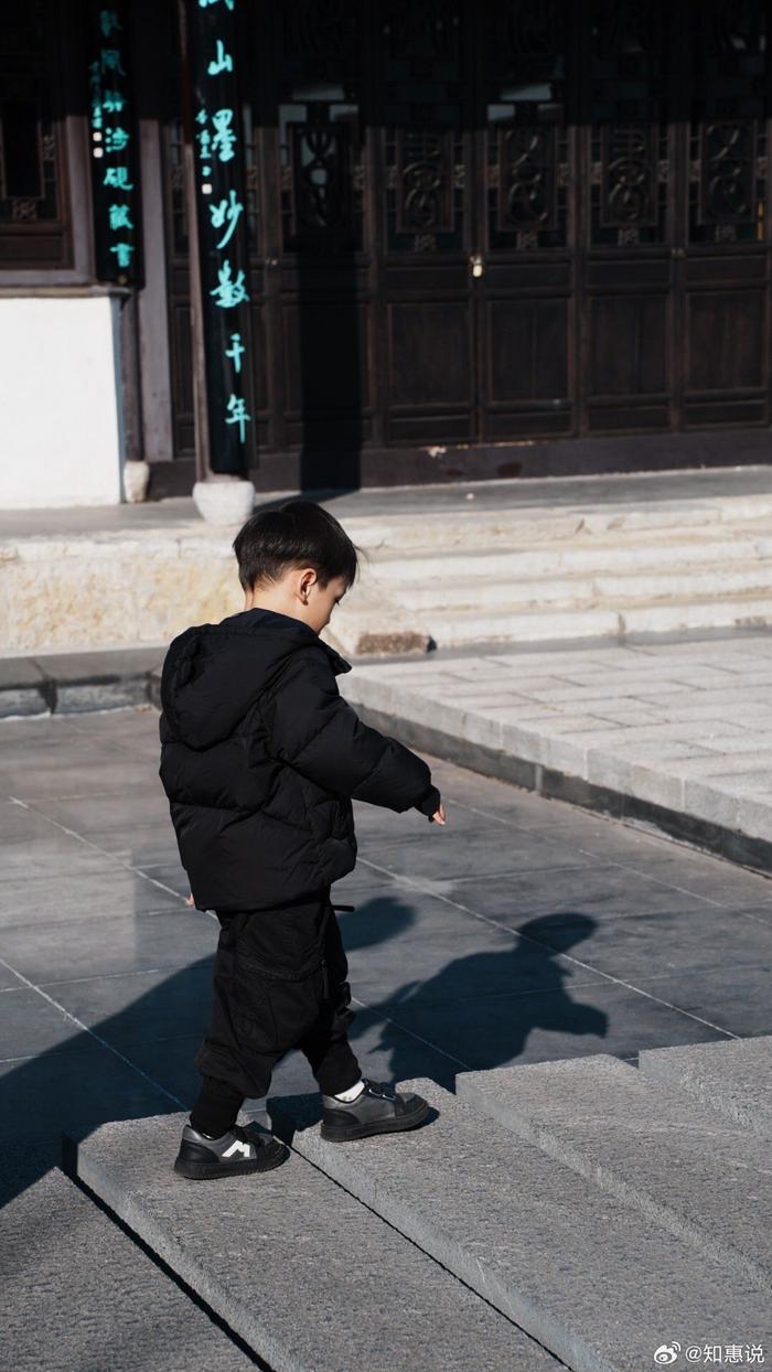 在与孩子的相处中，我始终把他当成是能听懂道理的朋友，他虽然小…