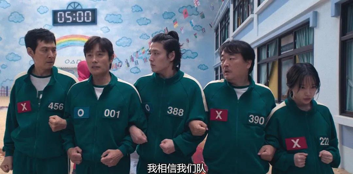 对于游戏管理者和观看者来说，主角的行动变成了游戏中的游戏/《鱿鱼游戏》第二季截图